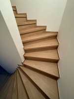 BUKOMA schody z vinylu s nosem - podlaha zákazníka